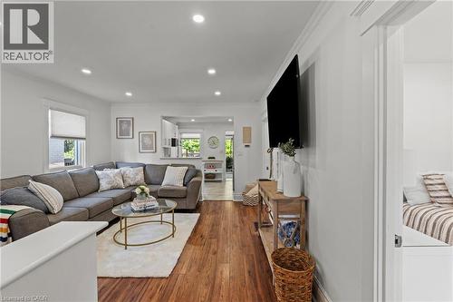 99 Edgemont Street N, Hamilton, ON - Indoor Photo Showing Living Room