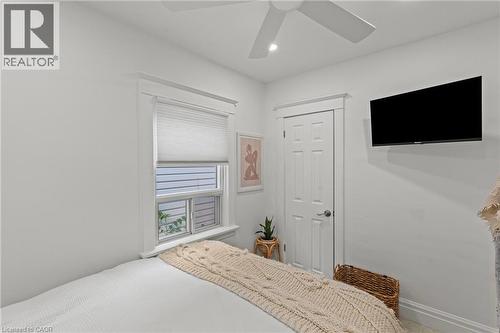 99 Edgemont Street N, Hamilton, ON - Indoor Photo Showing Bedroom