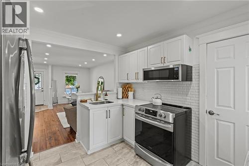 99 Edgemont Street N, Hamilton, ON - Indoor Photo Showing Kitchen With Upgraded Kitchen
