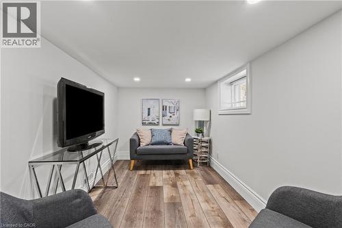 99 Edgemont Street N, Hamilton, ON - Indoor Photo Showing Living Room