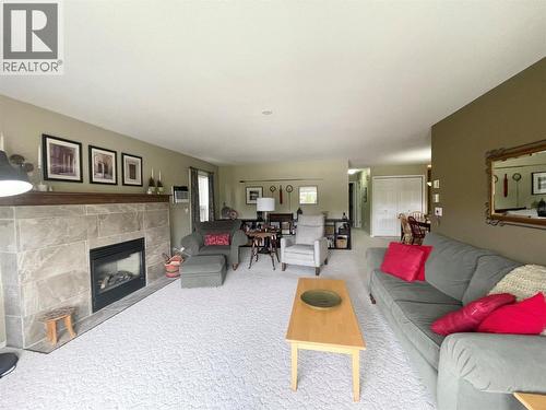 1672 Thayer Court, Kelowna, BC - Indoor Photo Showing Living Room With Fireplace