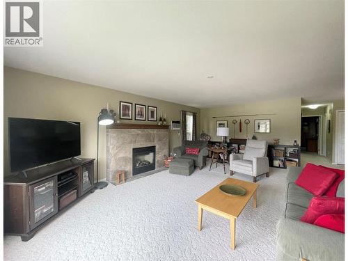 1672 Thayer Court, Kelowna, BC - Indoor Photo Showing Living Room With Fireplace