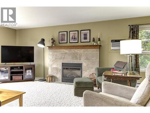 1672 Thayer Court, Kelowna, BC - Indoor Photo Showing Living Room With Fireplace