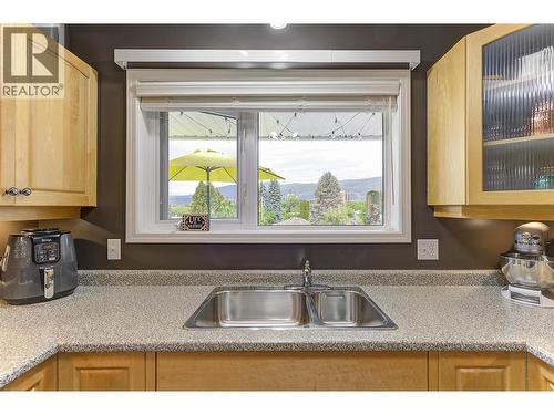 1672 Thayer Court, Kelowna, BC - Indoor Photo Showing Kitchen With Double Sink