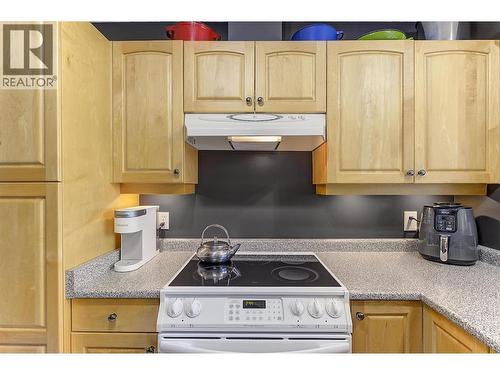 1672 Thayer Court, Kelowna, BC - Indoor Photo Showing Kitchen