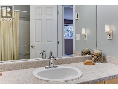 1672 Thayer Court, Kelowna, BC - Indoor Photo Showing Bathroom