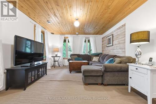 176 Little Bay Lane, Greater Madawaska, ON - Indoor Photo Showing Living Room