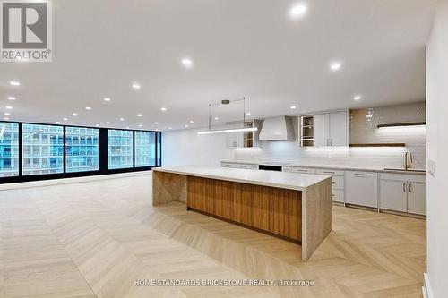 1009 - 110 Bloor Street W, Toronto, ON - Indoor Photo Showing Kitchen