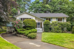 947 Peggy Anne Cres Central Saanich, BC V8M 1E5
