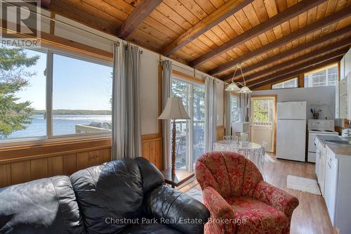 156 Miller Lake Shore Road, Northern Bruce Peninsula, ON - Indoor Photo Showing Living Room