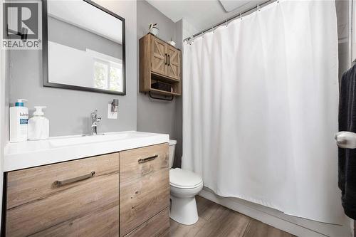 143 Walnut Avenue North, Sarnia, ON - Indoor Photo Showing Bathroom