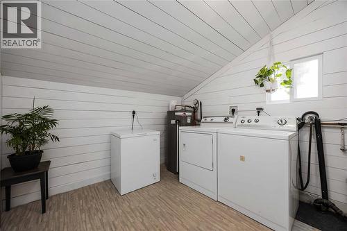 143 Walnut Avenue North, Sarnia, ON - Indoor Photo Showing Laundry Room