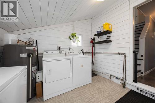 143 Walnut Avenue North, Sarnia, ON - Indoor Photo Showing Laundry Room
