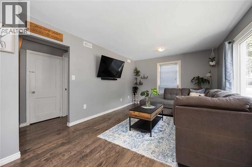 143 Walnut Avenue North, Sarnia, ON - Indoor Photo Showing Living Room