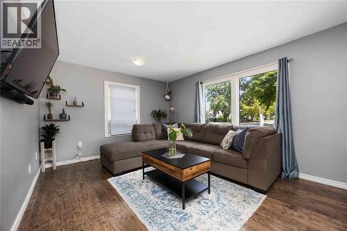 143 Walnut Avenue North, Sarnia, ON - Indoor Photo Showing Living Room