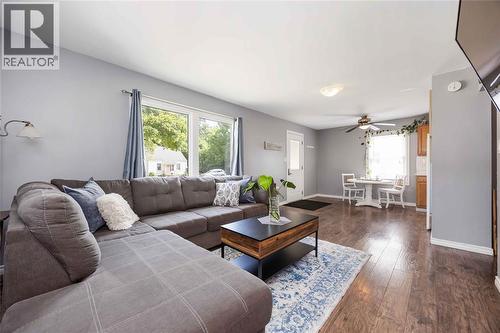143 Walnut Avenue North, Sarnia, ON - Indoor Photo Showing Living Room