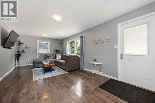 143 Walnut Avenue North, Sarnia, ON - Indoor Photo Showing Living Room