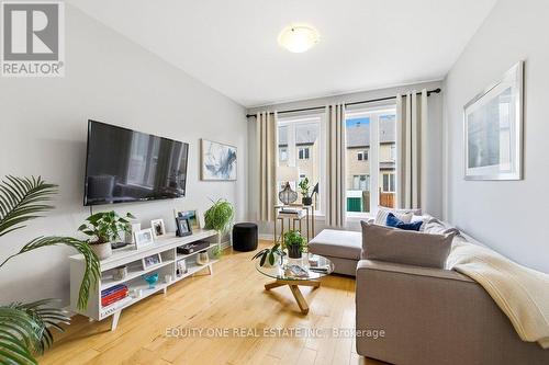 32 Duncanville Street, Russell, ON - Indoor Photo Showing Living Room