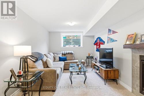 32 Duncanville Street, Russell, ON - Indoor Photo Showing Living Room