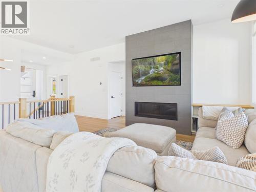 1081 Antler Drive, Penticton, BC - Indoor Photo Showing Living Room With Fireplace