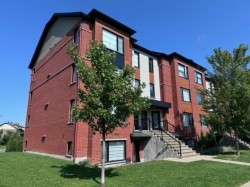 7-8360 Rue de Londres Brossard, QC J4Y 0N1