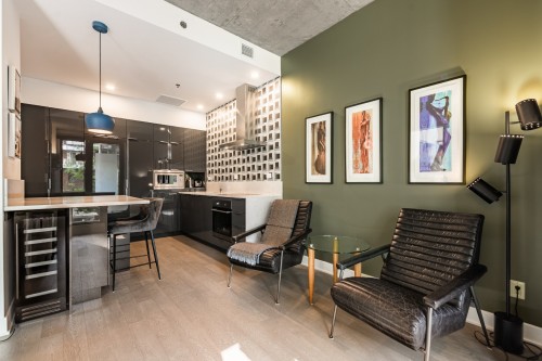 Salon - 114-700 Rue St-Paul O., Montréal (Ville-Marie), QC 