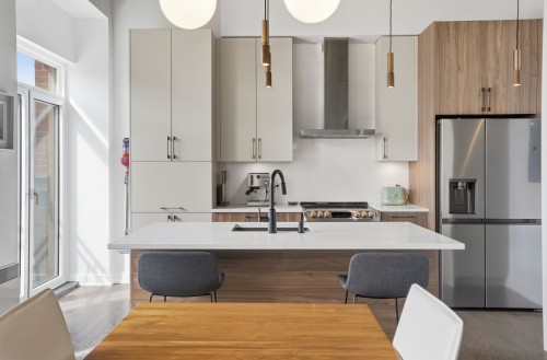 Cuisine - 700-24 Rue Waterman, Saint-Lambert, QC - Indoor Photo Showing Kitchen With Upgraded Kitchen