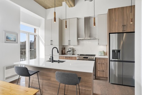 Cuisine - 700-24 Rue Waterman, Saint-Lambert, QC - Indoor Photo Showing Kitchen With Upgraded Kitchen