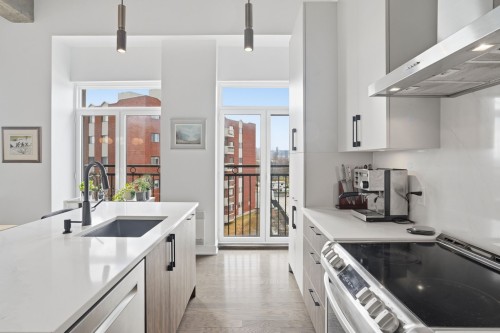 Cuisine - 700-24 Rue Waterman, Saint-Lambert, QC - Indoor Photo Showing Kitchen With Upgraded Kitchen
