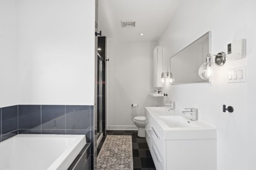 Salle de bains attenante à la CCP - 700-24 Rue Waterman, Saint-Lambert, QC - Indoor Photo Showing Bathroom
