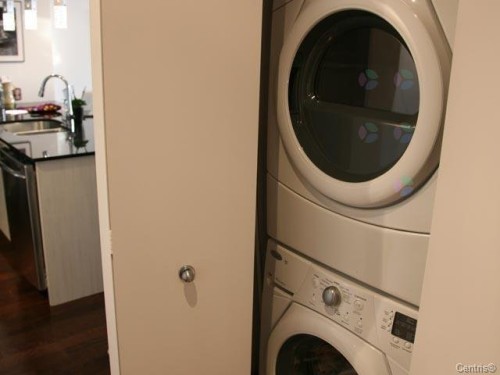 Laundry - 306-2285 Av. Ekers, Mont-Royal, QC 