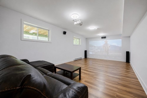 Salle familiale - 5761 Rue Aline, Brossard, QC - Indoor