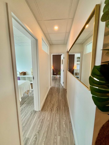 Corridor - 465 Av. Victoria, Saint-Lambert, QC 