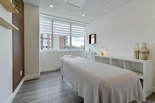 Salle - 465 Av. Victoria, Saint-Lambert, QC 