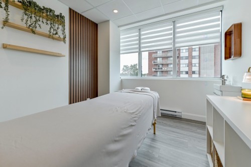 Salle - 465 Av. Victoria, Saint-Lambert, QC 