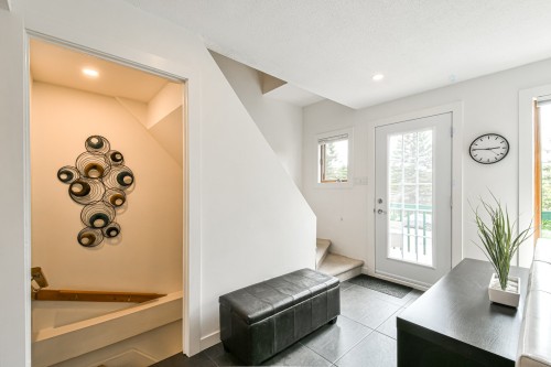 Passageway - 7-255 Rue Séraphin, Sainte-Adèle, QC 