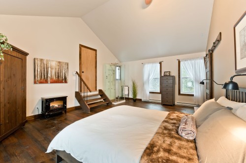 Chambre à coucher principale - 31 Rue Thornton N., Coaticook, QC - Indoor Photo Showing Bedroom With Fireplace
