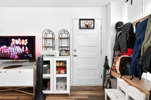 Mud Room - 320-5505 Rue De Châteauneuf, Brossard, QC 