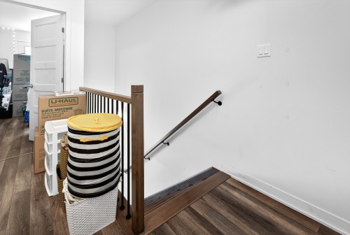 Staircase - 320-5505 Rue De Châteauneuf, Brossard, QC 