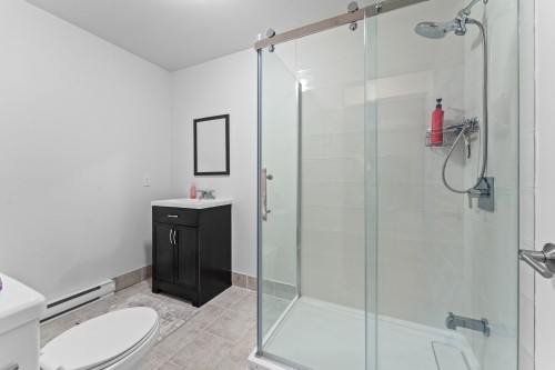 Bathroom - 130 Rue Des Roitelets, Delson, QC 
