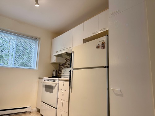 Cuisine - A-22 Av. Guindon, Saint-Sauveur, QC - Indoor Photo Showing Kitchen