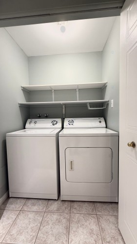 Salle de lavage - A-22 Av. Guindon, Saint-Sauveur, QC - Indoor Photo Showing Laundry Room