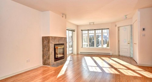 Salon - A-22 Av. Guindon, Saint-Sauveur, QC - Indoor With Fireplace