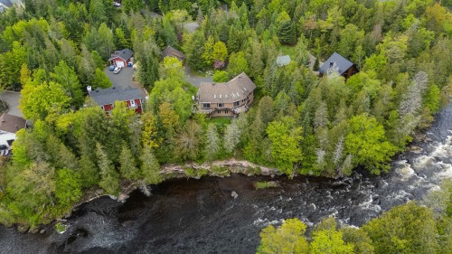 1535 Rue de la Cascatelle  Sainte-Adèle, QC J8B 1X9