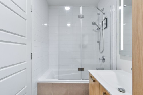 Salle de bains - 1932 Rue Émile-Martineau, Laval (Laval-Des-Rapides), QC - Indoor Photo Showing Bathroom
