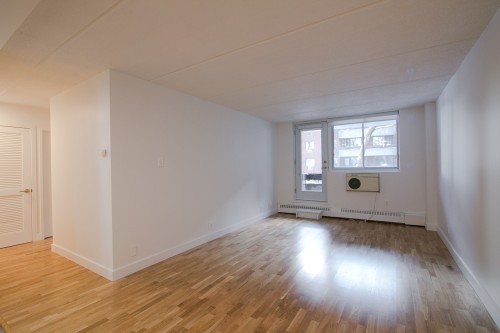 Salon - 320-4800 Boul. De Maisonneuve O., Westmount, QC 