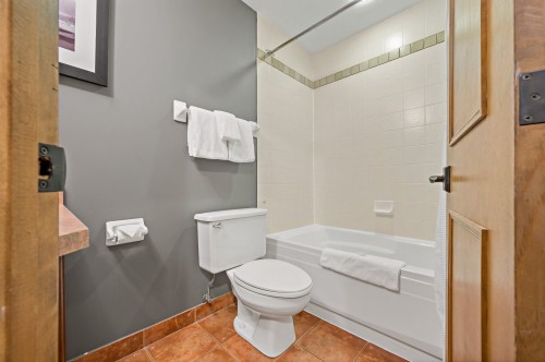 Salle de bains attenante à la CCP - 124-2396 Rue Labelle, Mont-Tremblant, QC 