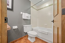 Salle de bains attenante à la CCP - 