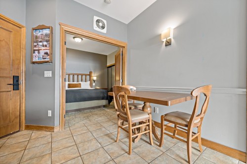 Coin-repas - 124-2396 Rue Labelle, Mont-Tremblant, QC 