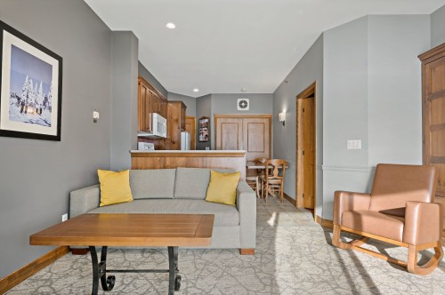 Salon - 124-2396 Rue Labelle, Mont-Tremblant, QC 